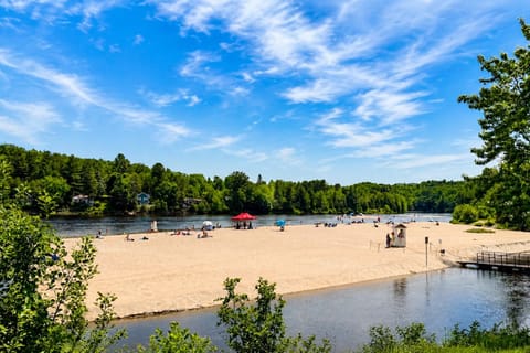 Sandy river beach just a 2-minute walk from the chalet, perfect for relaxing days by the water