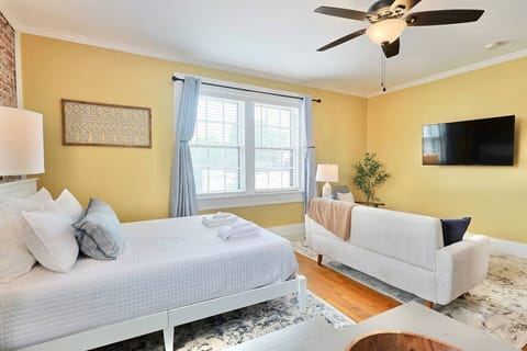 Charming Suite: Enjoy a sunlit retreat with stylish decor and modern comforts!