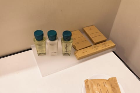 Queen con Jacuzzi | Bathroom | Free toiletries, hair dryer, slippers, towels