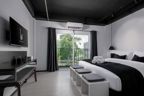 Deluxe Double Room, Balcony, Garden View | In-room safe, iron/ironing board (on request), WiFi (free), bed sheets