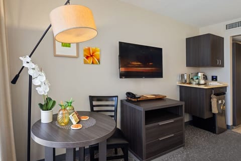 Compact dining spot w/ bright decor—great for unwinding or a casual meal.