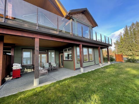 Suite Seascape’s furnished covered deck and entrance