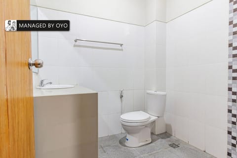 Deluxe Double Room | Bathroom | Shower, towels, soap, shampoo