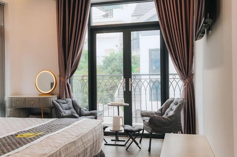 Deluxe Studio Suite, City View | Premium bedding, memory foam beds, free minibar items, desk