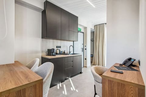 Deluxe Suite | Private kitchen | Mini-fridge, microwave, espresso maker, electric kettle