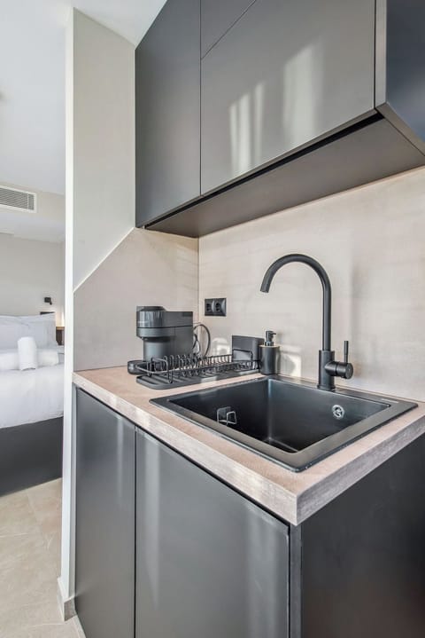 Studio Suite | Private kitchen | Mini-fridge, microwave, espresso maker, electric kettle