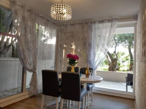 Apartment (Apartment Hitri - One Bedroom Apartme) | Dining room