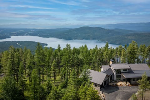 Newly constructed in 2023, Elk Highlands Ski House is a ski in ski out home at Whitefish Mountain Resort with views of Whitefish Lake!.