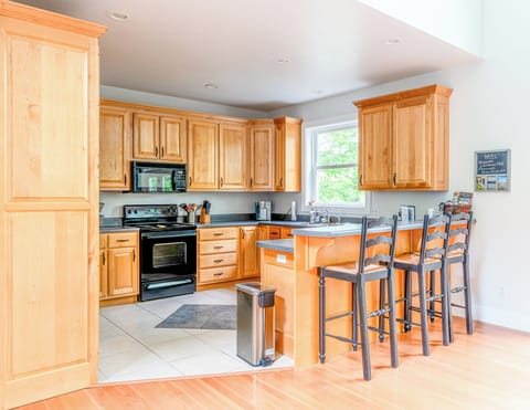 Idle Speed Cabin Rental - Fully equipped kitchen