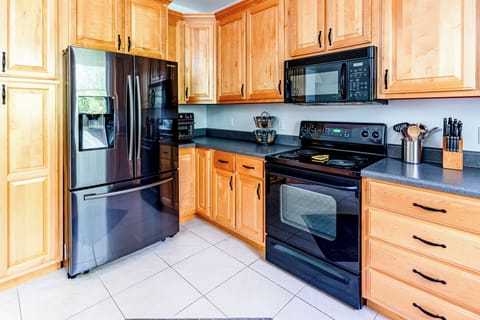 Idle Speed Cabin Rental - Fully equipped kitchen