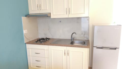 Standard Room, 1 Bedroom, Kitchenette, Courtyard View | Private kitchen | Fridge