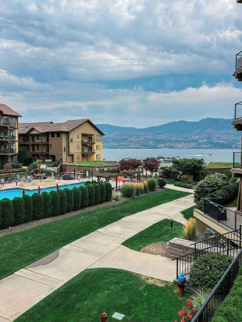 Pool + Lake View right from the spacious balcony