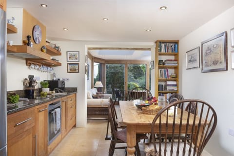 Deugh an Chy, Ground Floor: Gather around the dining table