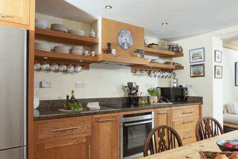 Deugh an Chy, Ground Floor: With an electric oven and hob, microwave, fridge/freezer and dishwasher