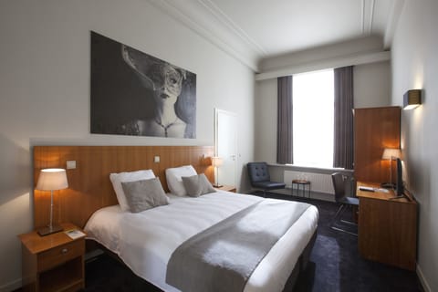 Minibar, in-room safe, desk, iron/ironing board