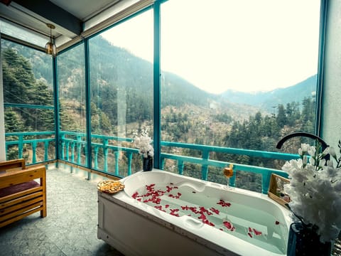 Superior Double Room | Bathroom | Towels, toilet paper