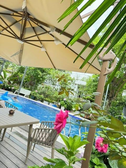 2 outdoor pools