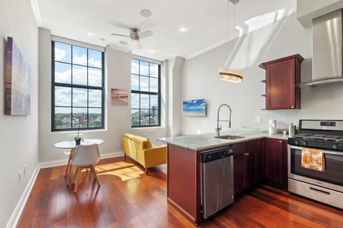 Spacious 1-bedroom Northern Liberties apartment with open living area, full kitchen, modern bathroom, and floor-to-ceiling windows throughout.