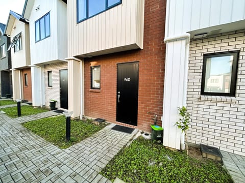 Main Entrance & Front Yard