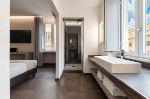 Superior Room, City View | Bathroom | Shower, rainfall showerhead, hair dryer, bidet