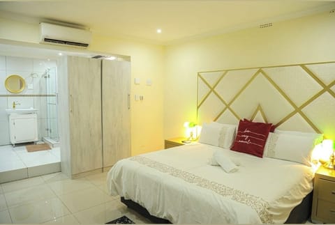 Honeymoon Room | Individually decorated, individually furnished, desk, laptop workspace