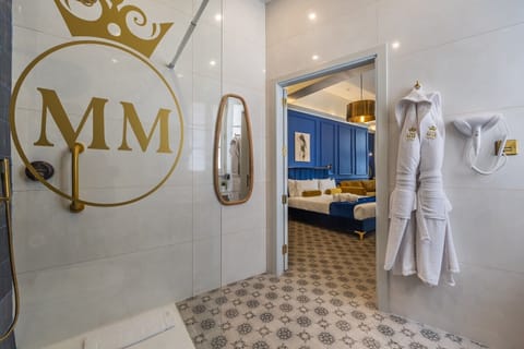 Deluxe Triple Room, 1 King Bed with Sofa bed | Bathroom | Shower, hair dryer, bathrobes, slippers