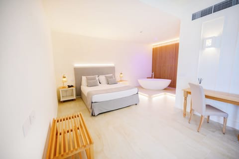 Luxury Suite | Premium bedding, minibar, in-room safe, desk