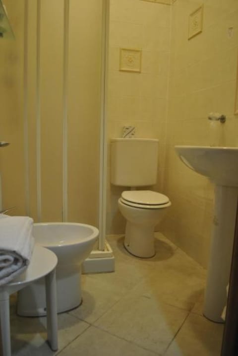 Shower, free toiletries, hair dryer, bidet