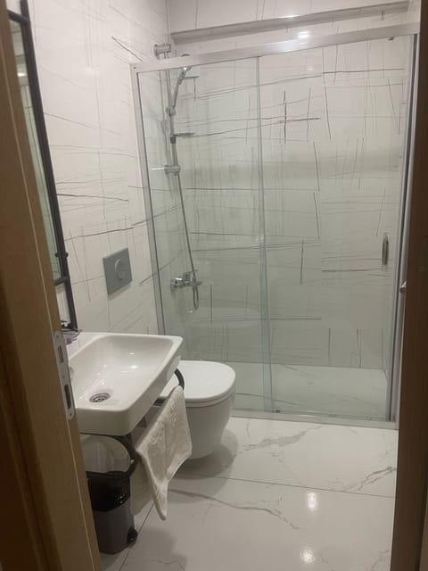 Classic Twin Room | Bathroom | Shower, rainfall showerhead, hair dryer, slippers