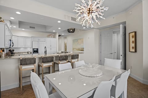 BeachHaven - The Alexander 304 - Seacrest - Dining/Kitchen Area