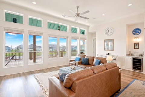 House, 4 Bedrooms | Living area | Smart TV