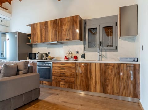 Fully Equipped Kitchen Space – Modern appliances and practical layout for easy meal preparation.