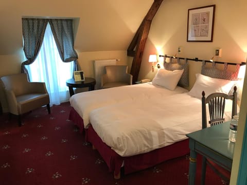 Desk, free cribs/infant beds, rollaway beds, free WiFi