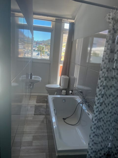 Signal Hill En-Suite | Bathroom | Shower, towels