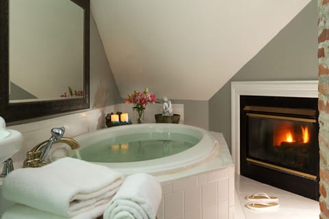 Room, 1 King Bed | Bathroom | Separate tub and shower, designer toiletries, hair dryer, bathrobes