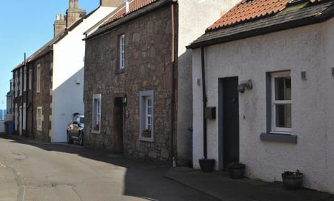 2a Rose Street is located on a quiet village lane
