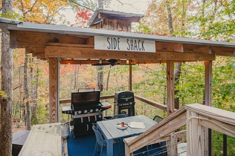 Enjoy your very own private Blackstone griddle, air fryer, and pizza maker. Let’s be honest, food tastes better in the great outdoors.