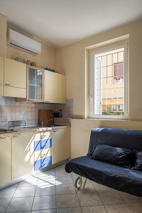 Apartment | Living room | 35-inch TV with digital channels