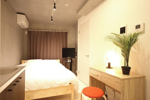 You can rent out an entire room in an urban studio apartment. The double-sized bed has an extra-thick mattress and high-quality bedding for maximum comfort. You can also work with a desk, chair, and WIFI. There is also a kitchen equipped with an IH stove.