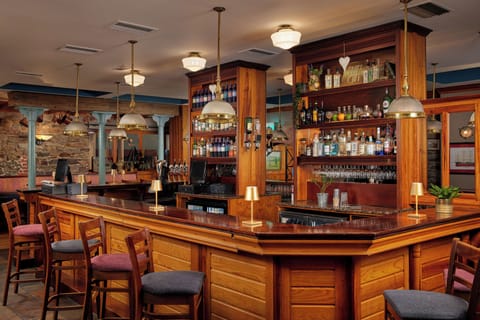 Serves breakfast, lunch, and dinner