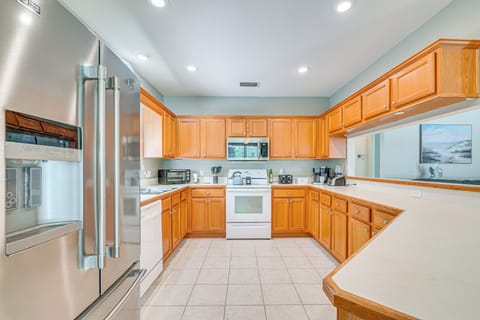 Kitchen | Dual Keurig/Drip Coffee Makers | Blender | Cooking Basics