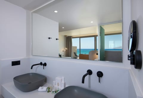 Sky Junior Suite Sea View | Bathroom | Shower, eco-friendly toiletries, hair dryer, bathrobes