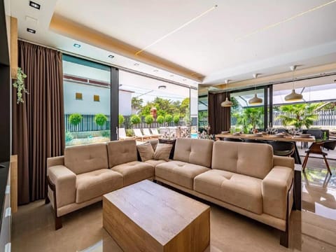 Villa (Villa Alpha & Omega - Four Bedroom Vi) | Living room | 32-inch flat-screen TV with cable channels