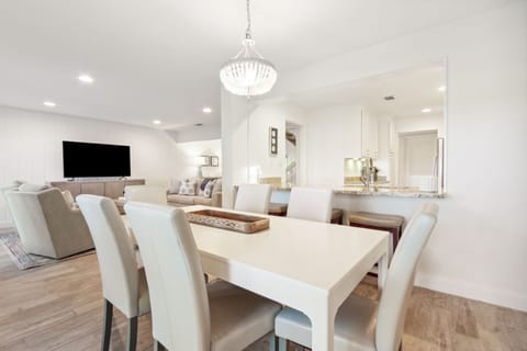 Dining Area with Seating for Six at the Table