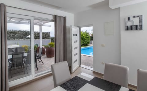 Apartment (Apartment Villa Andelka- Three Bedroo) | Living room | 32-inch flat-screen TV with cable channels