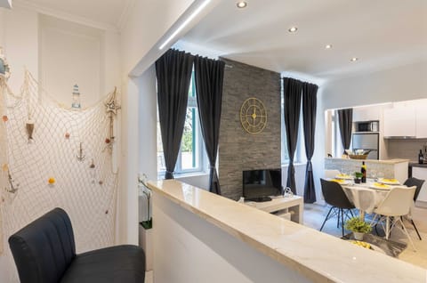 Apartment (One Bedroom Apartment with Terrace) | Private kitchen | Fridge