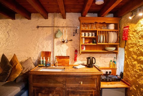 Standard Suite, Ensuite, Courtyard View (The Corn Room) | Private kitchen