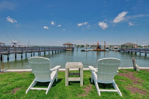 Private Waterway Lawn w/seating