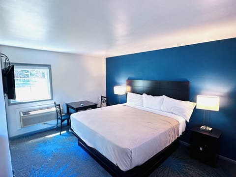 Basic Room, 1 King Bed, Non Smoking | Premium bedding, blackout drapes, free WiFi, bed sheets