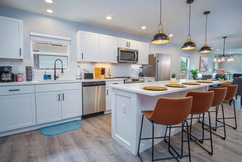 House, 4 Bedrooms (4 Bedrooms) | Private kitchen | Microwave, oven, coffee/tea maker, dining tables